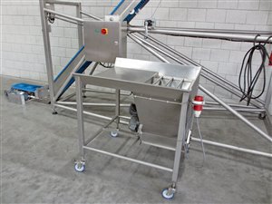 Neerklapbare opvoerband met mobiele zakkenstort