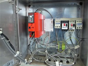 Neerklapbare opvoerband met mobiele zakkenstort