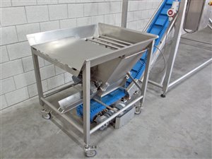 Neerklapbare opvoerband met mobiele zakkenstort