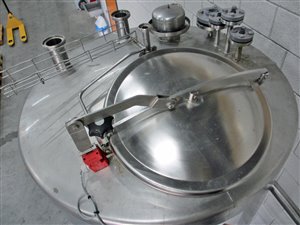 rvs tank 1500 liter met trap en bordes