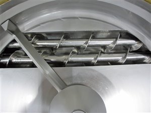Rvs silo met vlakbodem doseerunit voor moeilijk stromende poeders